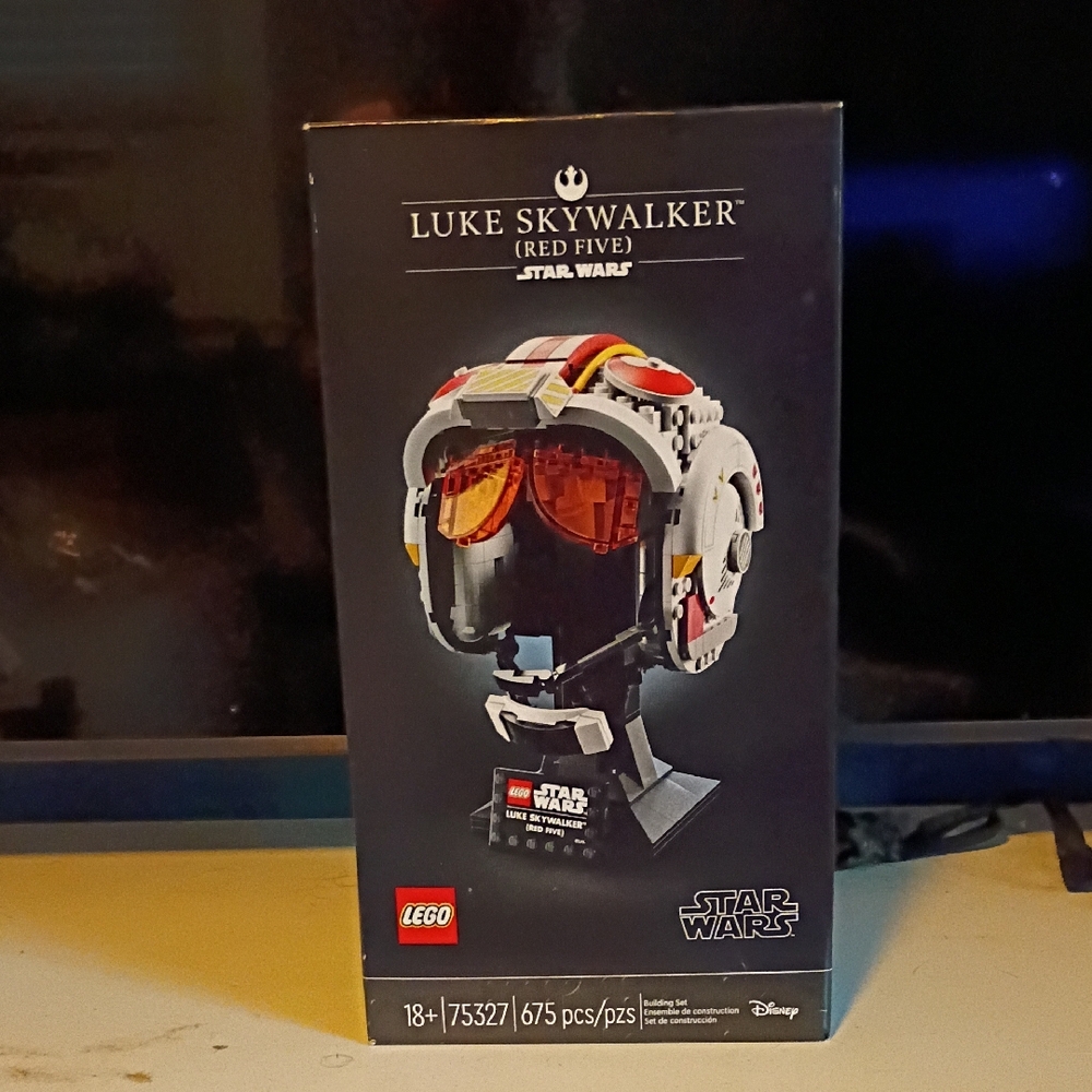 LEGO Star Wars Luke Skywalker Red Five Helmet Set